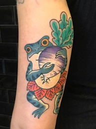 Tatuaje pequeño de rana a color