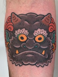 tatuaje de mascara oni demonio en el brazo