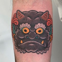 tatuaje de mascara oni demonio en el brazo