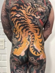 espalda tatuada con tigre amarillo