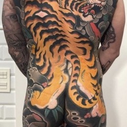 espalda tatuada con tigre amarillo