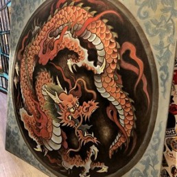 Acrilico sobre tela de una pintura de un dragon roro que da vuelta sobre si mismo basado en los templos budistas japoneses deNikko