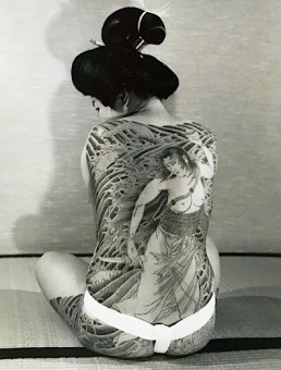 Geisha con un gran tatuaje en toda la espalada de tamatori hime