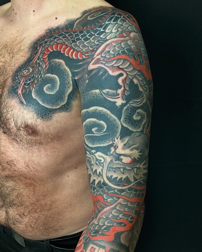 tatuaje de dragon en espalda y hombro