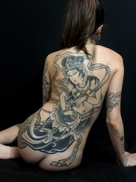 Tatuaje femenino en la espalda