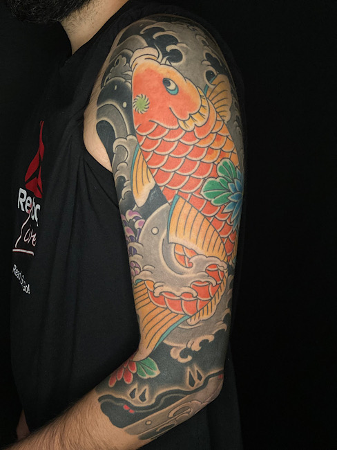carpas-koi-brazo-tatuaje-tradicional