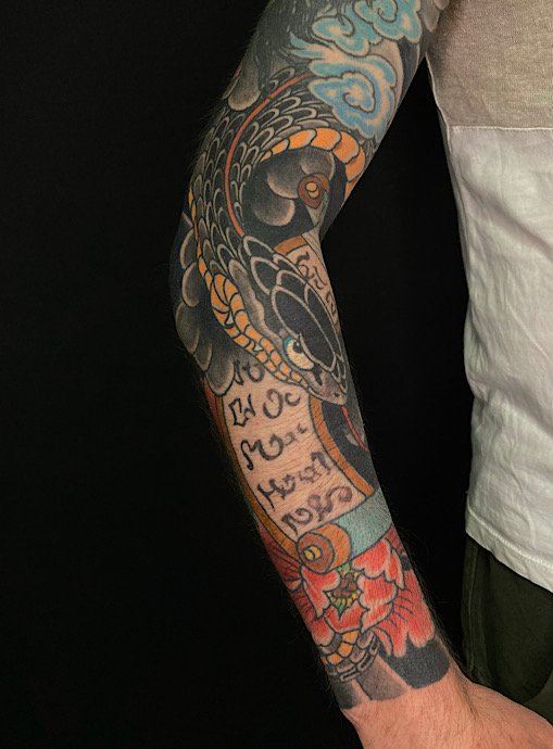 serpiente-tatuada-en-brazo