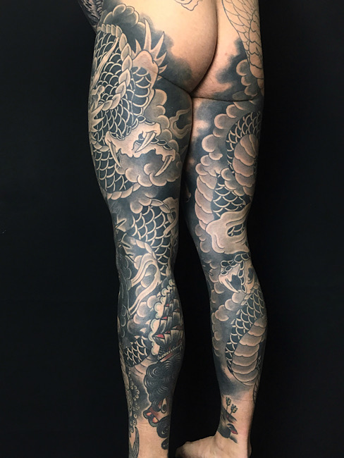 tatuaje-pierna-blanco-negro
